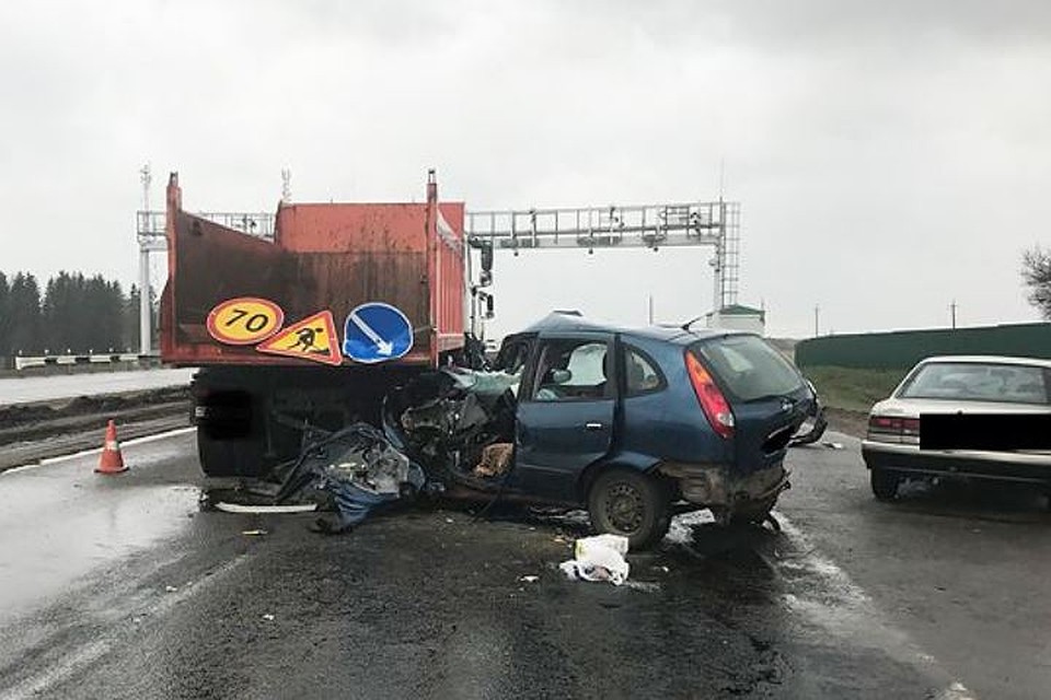 Фото с сайта belta.by Под Минском легковой автомобиль врезался в автомобиль дорожников