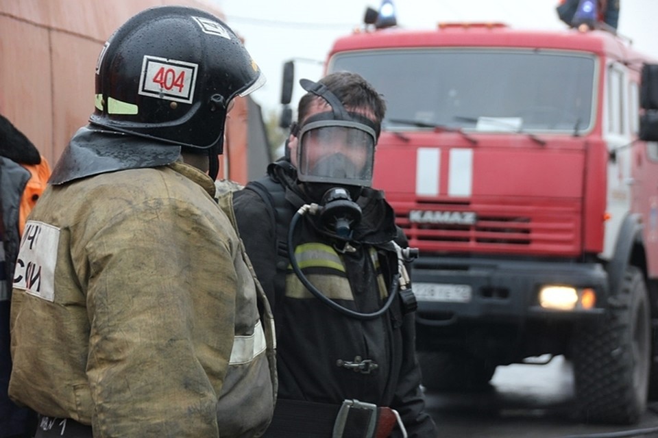 В Кемерове загорелся гараж с автомобилем