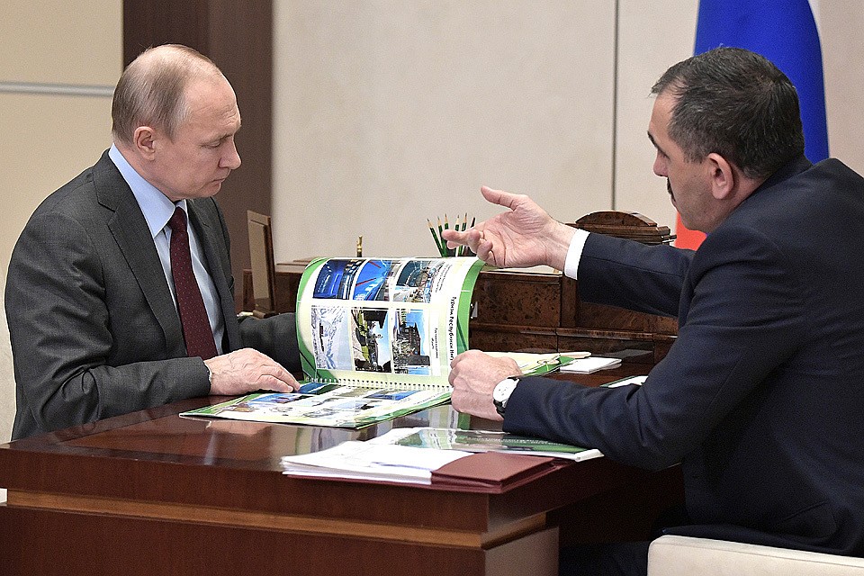 23 апреля 2018. Президент РФ Владимир Путин и глава Ингушетии Юнус-Бек Евкуров во время встречи в Ново-Огарево. ФОТО Алексей Никольский/пресс-служба президента РФ/ТАСС