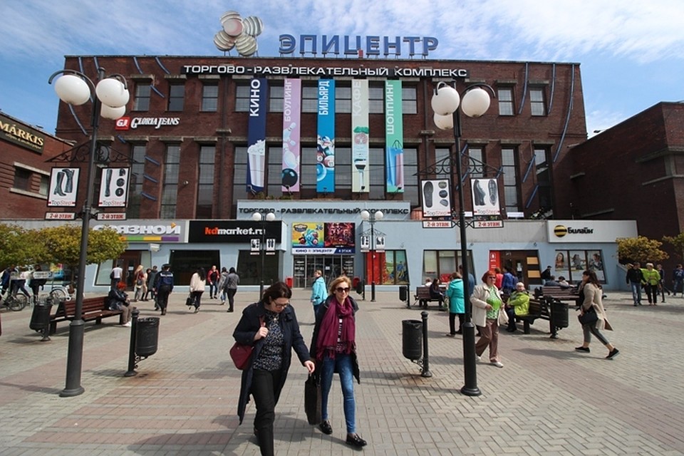 На площади перед «Эпицентром», где привычная логистика и так была нарушена из-за ремонта улицы Баранова, стало еще больше людей с ничего не понимающими лицами.
