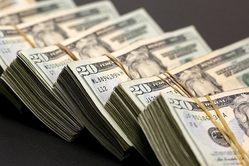 Курс доллара на 23 апреля 2018 года установлен на уровне 61,76 рублей, евро снизился до 75,79 рублей