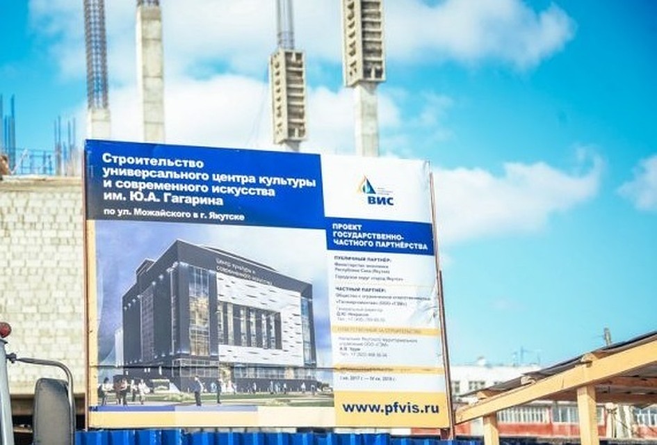 По вместительности киноконцертный зал можно сравнить с залом Театра оперы и балета.