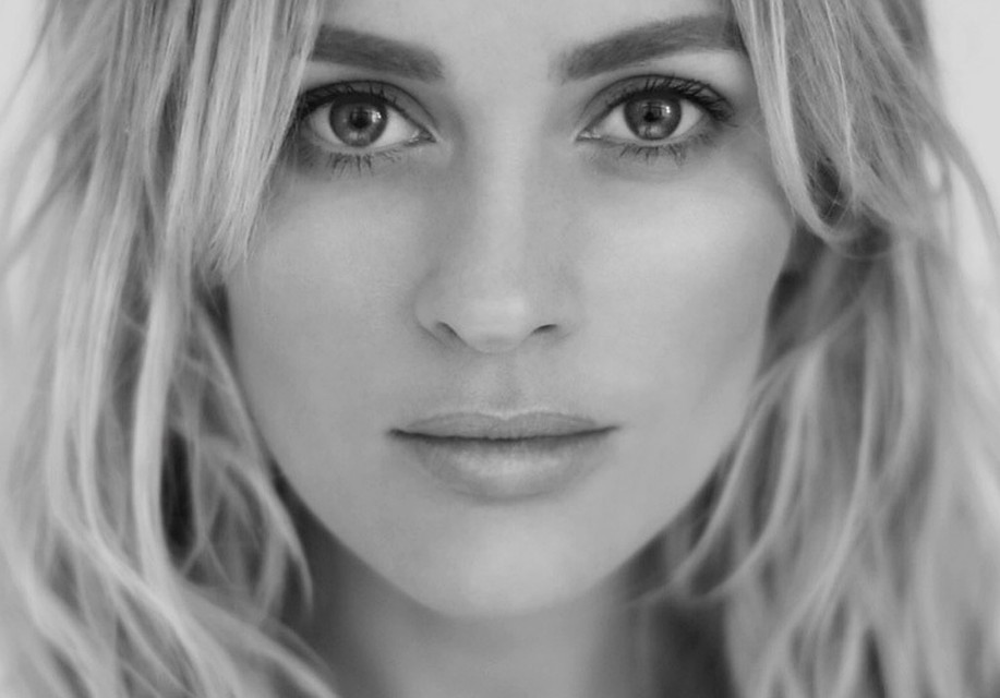 Анна Шаркунова определит, кто выиграет сегодня квартиру, и поздравит счастливчика в прямом эфире.