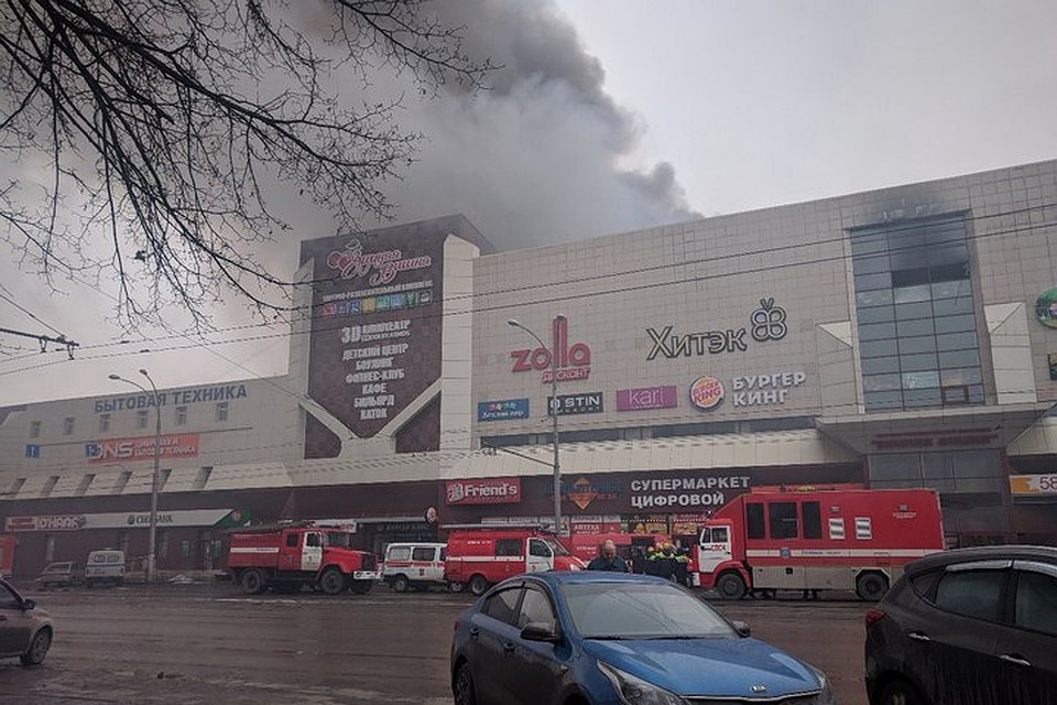Первый сигнал о пожаре в "Зимней вишне" поступил от очевидца из дома напротив