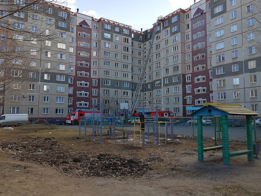 Зеваки во дворе снимали на мобильники работу пожарных на автолестнице. Фото: VC.com