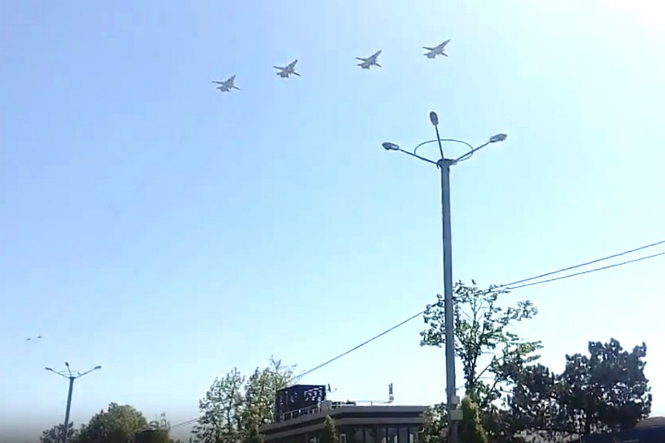 В небе над Ростовом-на-Дону парадными звеньями пролетели боевые воздушные машины. Фото: ВК, паблик "Ростов главный" / Игорь Баев