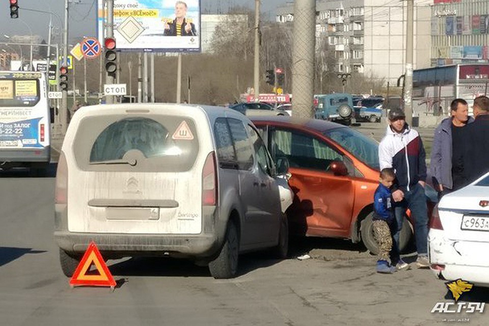 Citroen буквально припечатал японский хэтчбэк к столбу