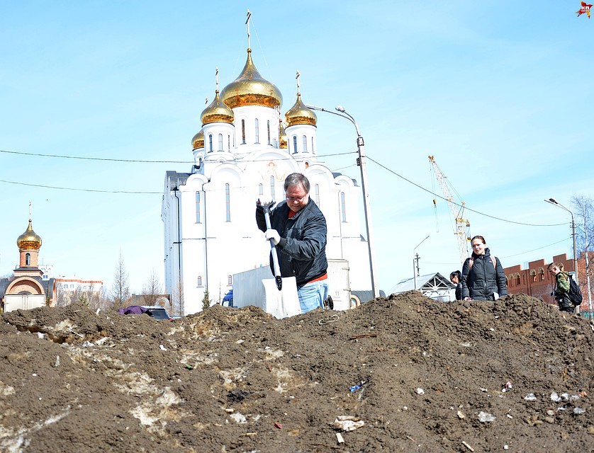 Уже не первый год Валерий Козлов и его подчиненные убирают территорию вблизи Свято-Стефановского кафедрального собора.