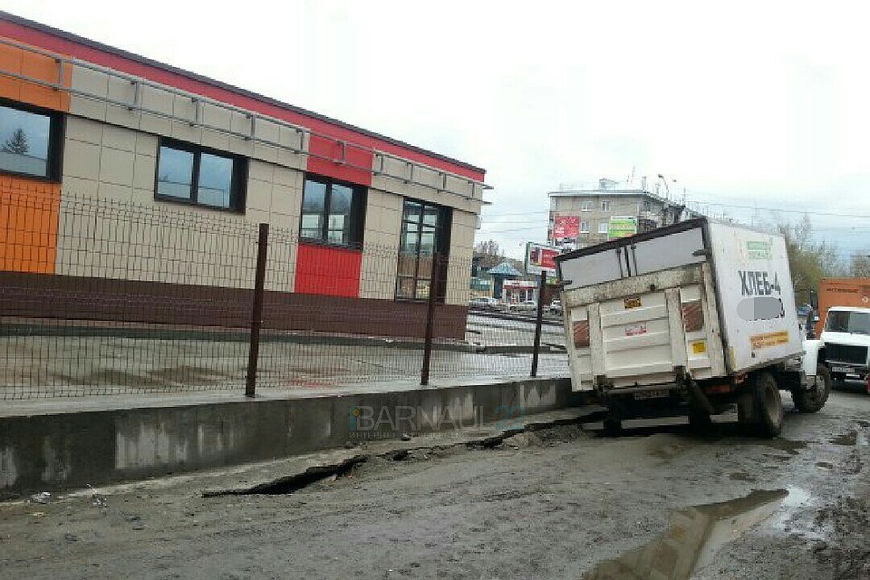 Грузовик увяз в просевшем грунте, но водителю вскоре помогли выбраться из внезапной западни.