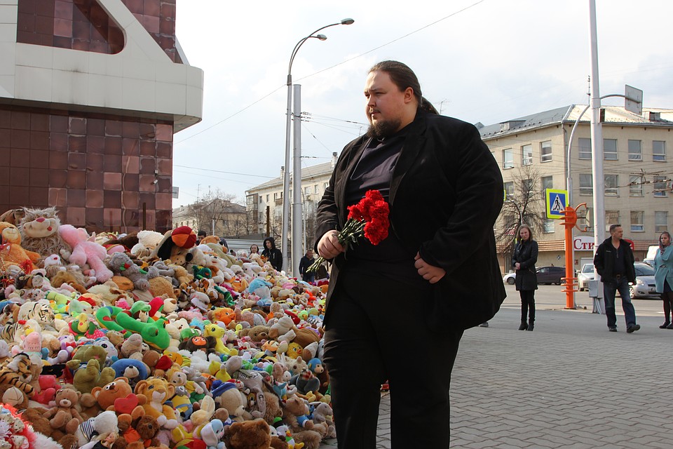 Лука Затравкин отправился поддержать пострадавших от страшного пожара в "Зимней вишне"