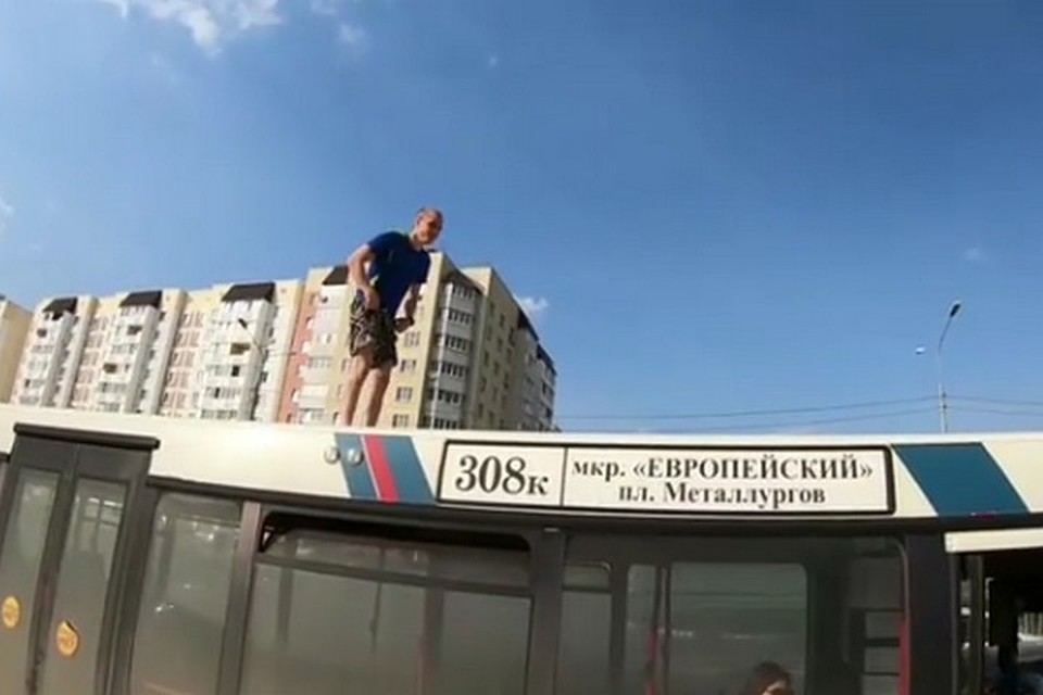 Неадекватный липчанин залез на крышу автобуса