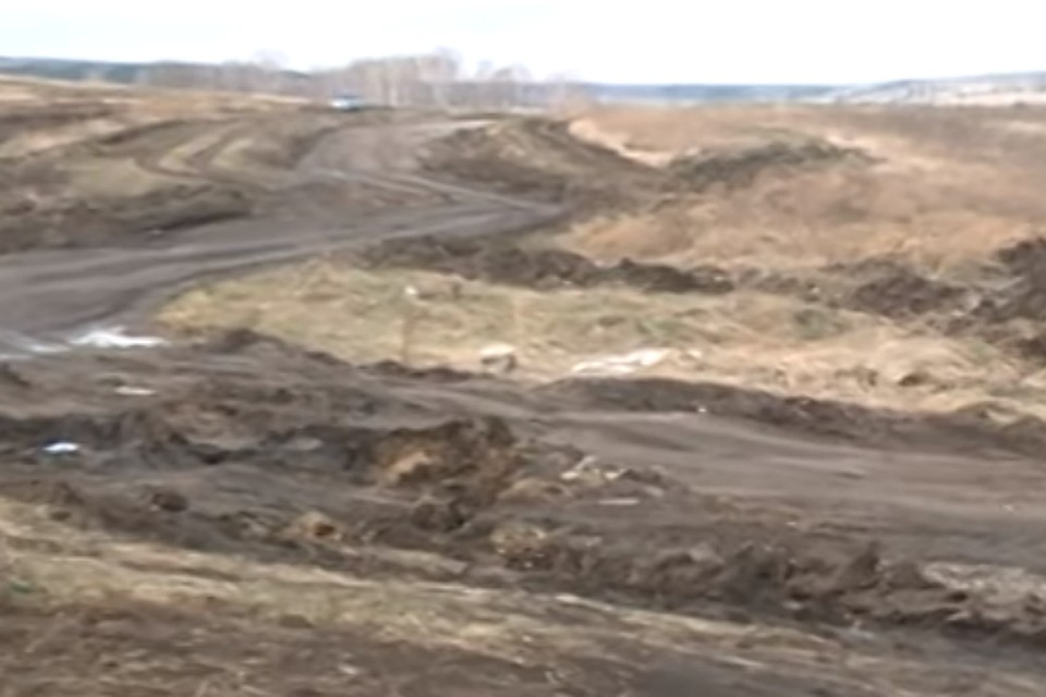 Дороги к дачам Красноярска превратились в непролазную грязь. Фото: ТВК.