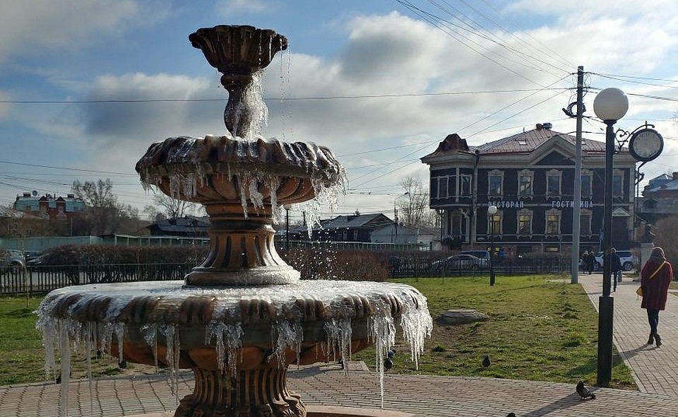 Замерзший фонтан на улице Батенькова. Фото: Мария Дударева