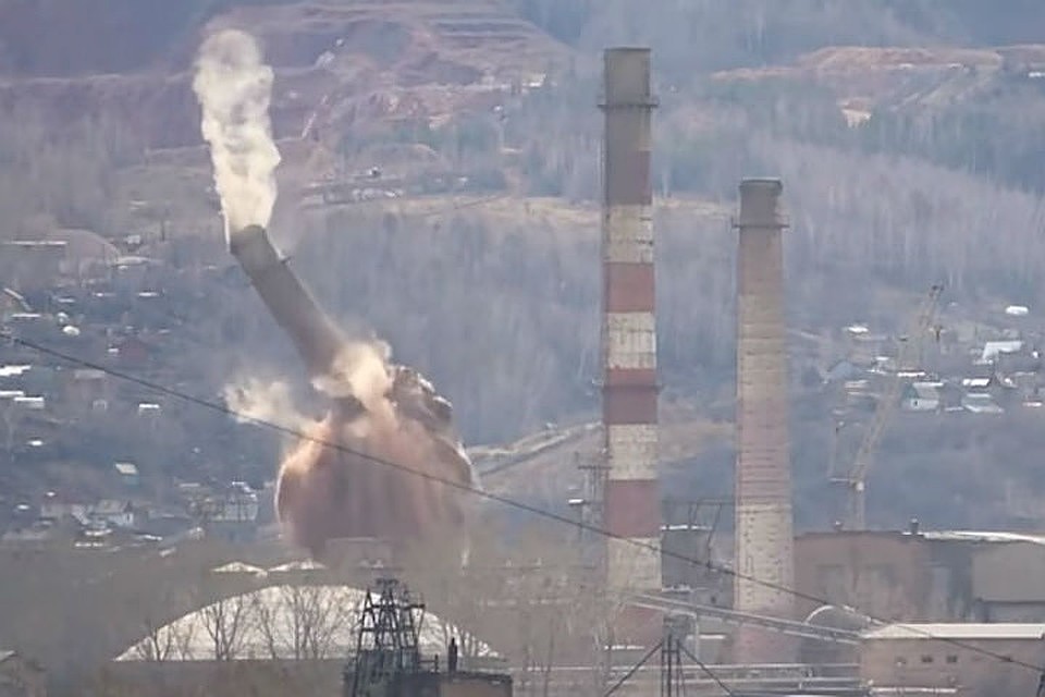 Завтра на заводе в Красноярске взорвут еще одну трубу. Фото: стоп-кадр Артем БЕРЕСНЕВ.