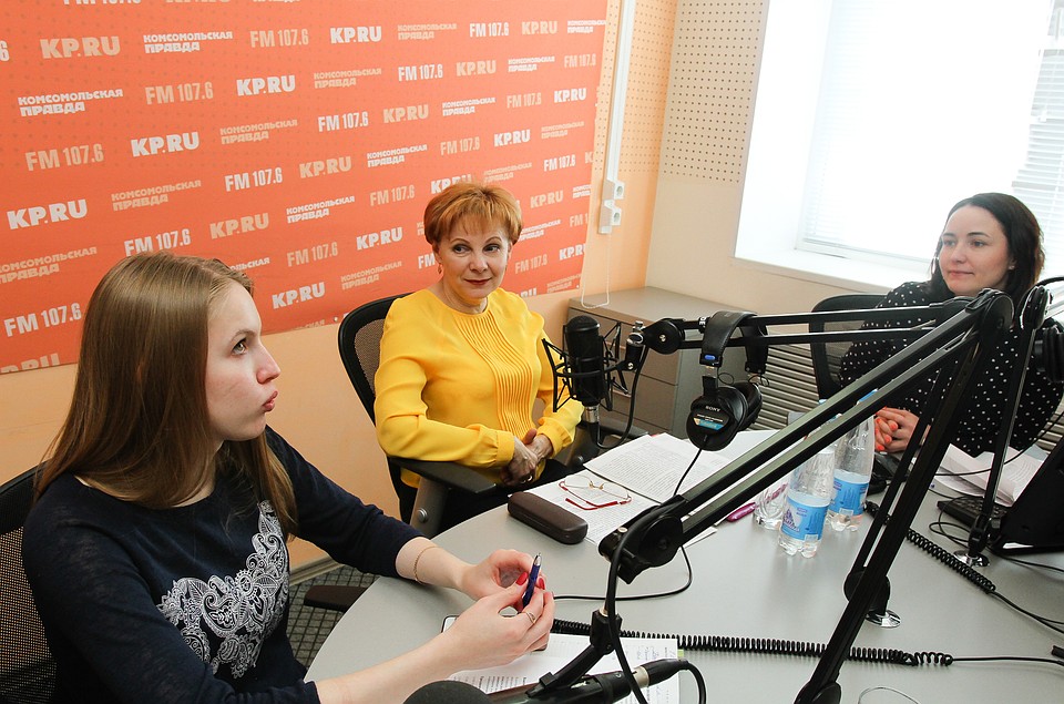 Журналист Валерия Шаньгина, начальник сектора гражданско-патриотической работы Министерства по физической культуре, спорту и молодежной политике Елена Пирогова и ведущая Марина Мирлачева