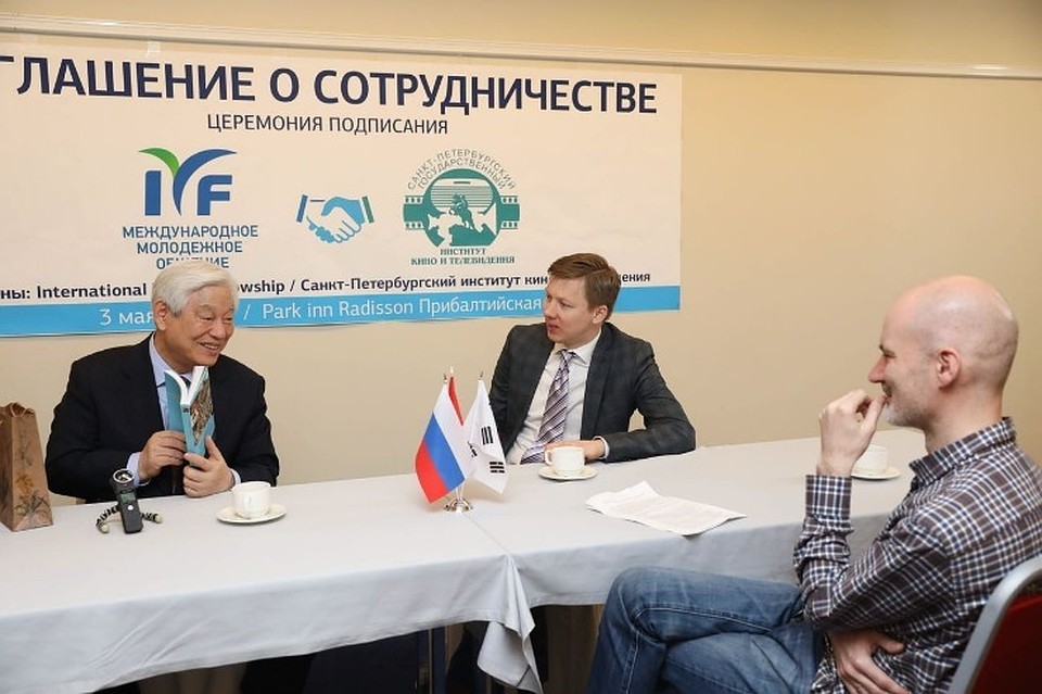 Основатель организации «Международное молодежное общение» Ок Су Пак, генеральный директор ЗАО «Комсомольская Правда в Петербурге» Иван Власов, ведущий программы Дмитрий Делинский