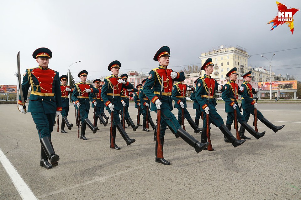 Репетиция Парада Победы прошла в Барнауле. Фото: Олег УКЛАДОВ