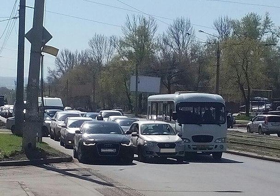 Сервис Яндекс.Пробки оценил заторы в городе днем 8 мая в 4 балла. Фото: Наталья Сиротина