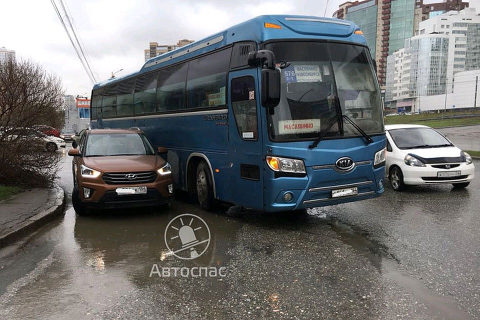 Никто из участников ДТП вину не признал, образовался затор. Фото со страницы vk.com/avtospasrus