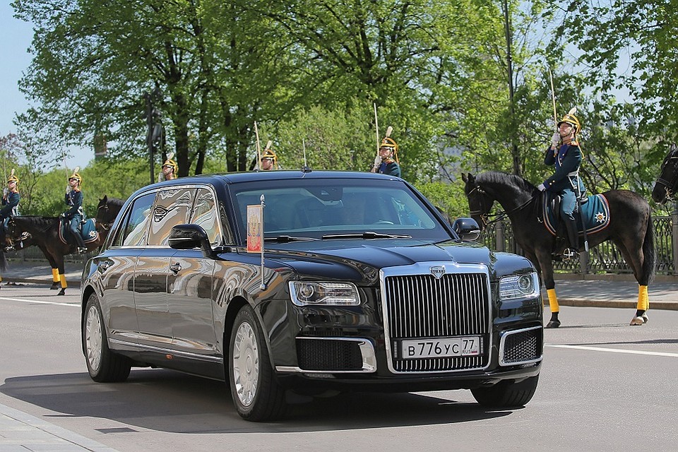 Автомобиль проекта "Кортеж" во время инаугурации президента России Владимира Путина