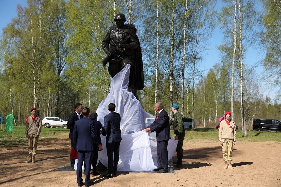 На постаменте расположились строчки стихотворения поэта Андрея Дементьева.