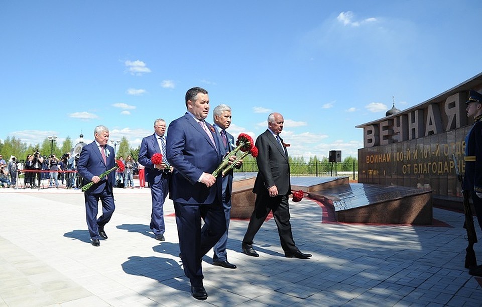 Официальные лица возложили цветы к памятному мемориалу