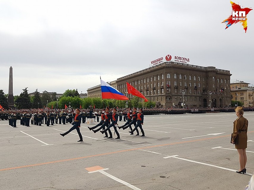 Открыла парад знаменная группа роты почетного караула с флагом России и Знаменем Победы