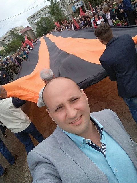 В Тараклии развернули самую большую в мире копию Знамени Победы и Георгиевскую ленту