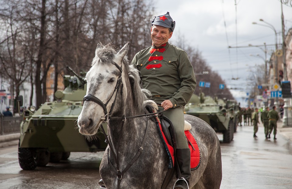На параде пермякам показали на чем и как воевали в ту войну, а потом продемонстрировали современную боевую технику.