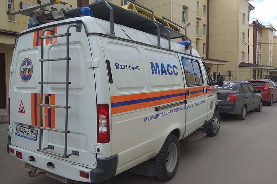 Спасатели попали в квартиру умершего мужчины через окно. Фото: https://vk.com/mass54.
