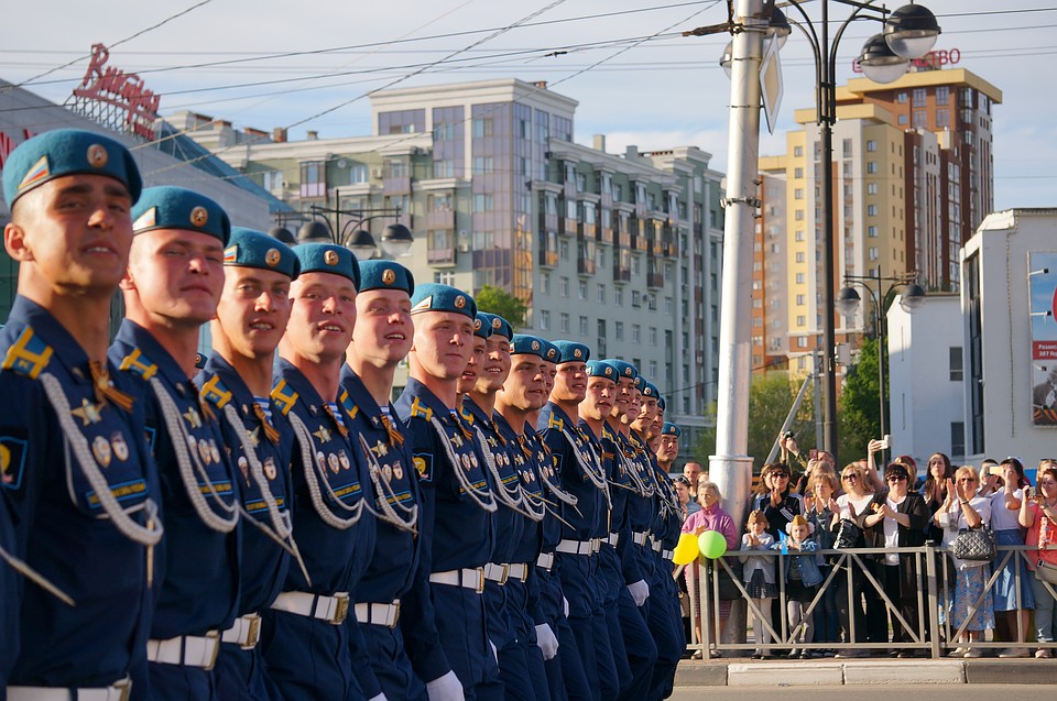 Желающих встретить десантников было немало.