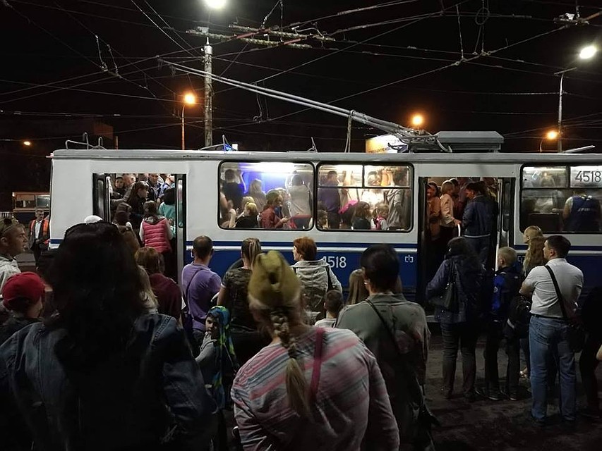 Троллейбусы наполнялись за одну минуту.