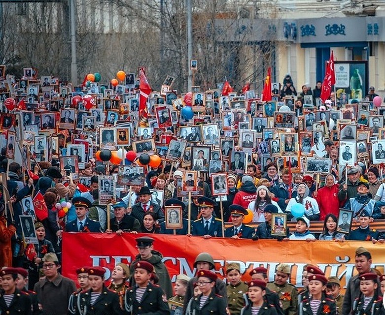 Выходить 9 мая на улицы города с портретами родных и близких людей, прошедших Великую Отечественную войну, стало традицией для многих горожан.