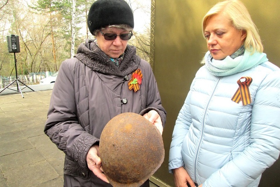Родственники погибшего красноармейца с пробитой каской в руках