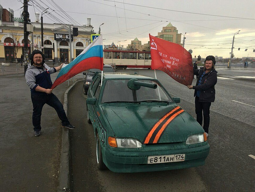 Челябинцы приветствовали необычный "танк" и с радостью снимались на его фоне на память. Фото: канал Ural life