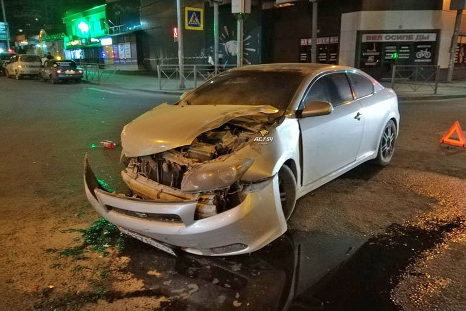 У Toyota Scion разбило переднюю часть, погнуло колесо и бок
