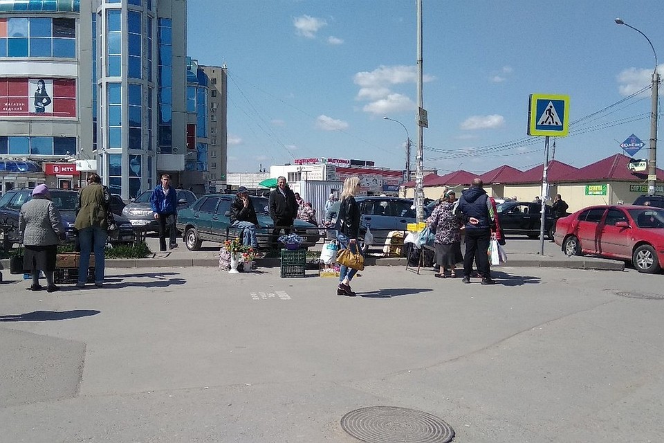 Стихийная торговля на улицах города