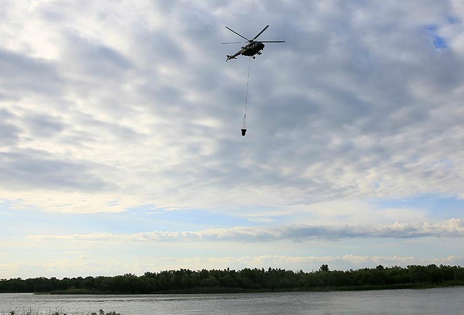 Вертолеты будут набирать воду в открытых водоемах, а потом сбрасывать ее на участки возгорания. Фото: пресс-служба ЮВО.