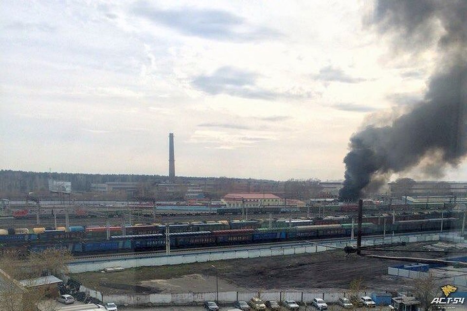 Пожар случился на складах рядом со станцией Инской.