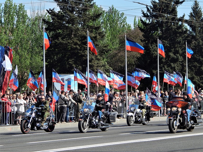 Праздничную колонну возглавили «Ночные волки»