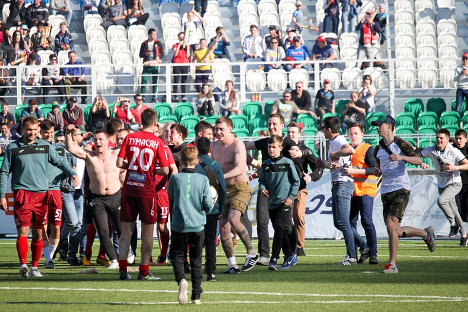 В Уфе футбольные фанаты выбежали на стадион