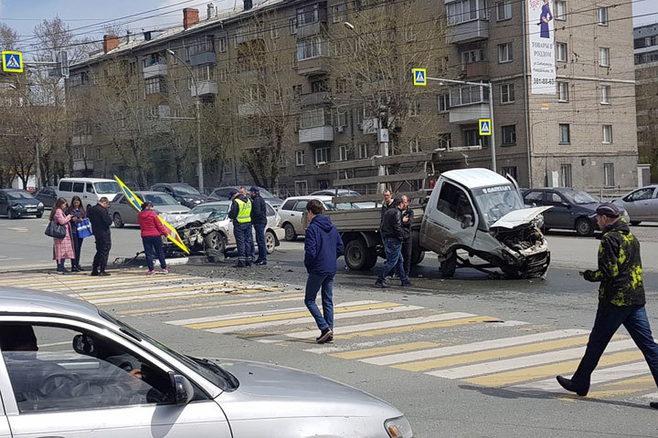 В столкновении серьезно пострадали оба автомобиля