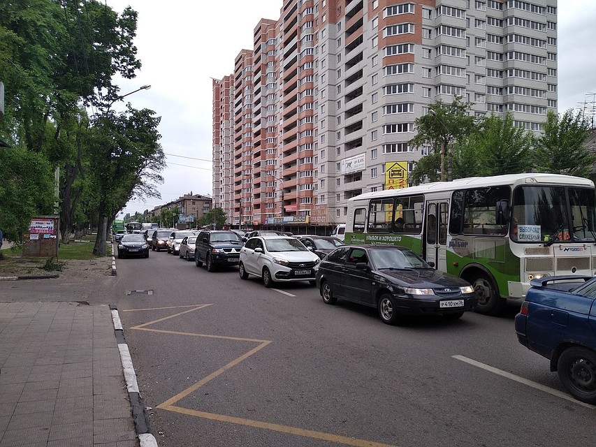 Машины практически не двигаются.