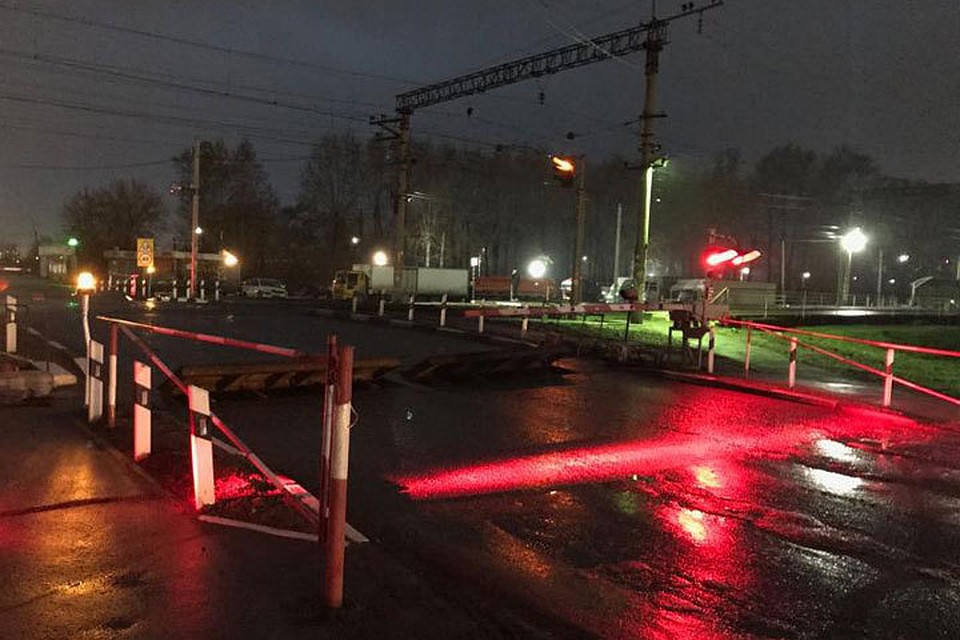 Красная полоса появляется при закрытии шлагбаума в темное время суток. Фото пресс-службы Западно-Сибирской железной дороги