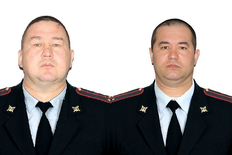 Сотрудники ГИБДД Сергей Степанов и Рафиль Гибадуллин спасти троих человек из горящего дома. Фото предоставлено ГИБДД УМВД по Кировской области