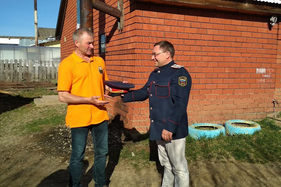 «Безумным шляпникам» из Вятских Полян подарили первый головной убор в экспедиции по Алтаю