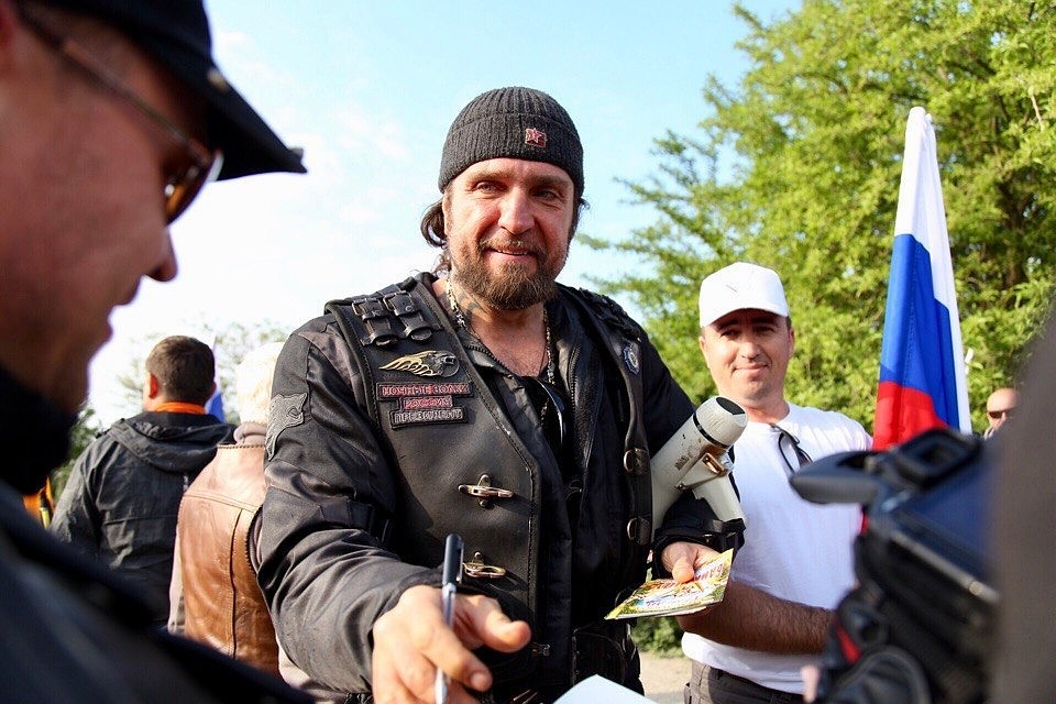 Байкер в числе первых проехал по Крымскому мосту