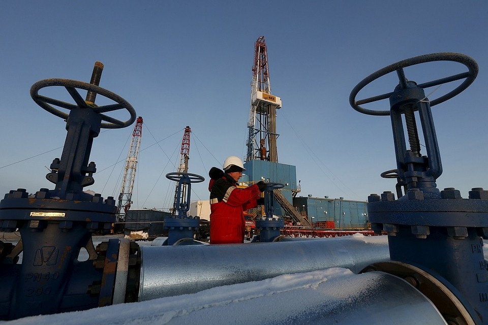Нефть дешевеет на данных о росте запасов в США