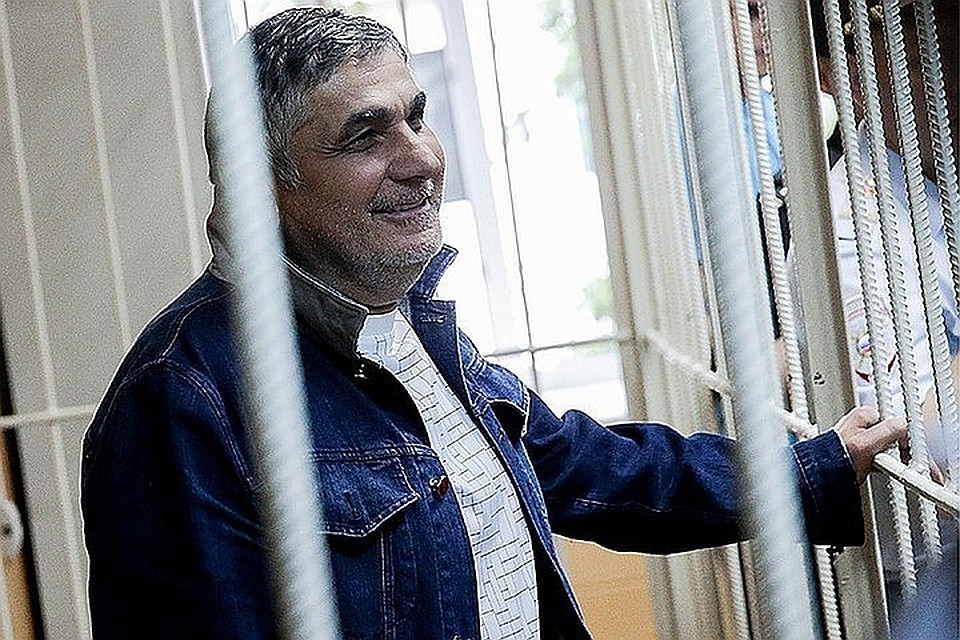 Шакро Молодой получил девять лет и десять месяцев колонии. Фото: Антон Новодережкин/ТАСС