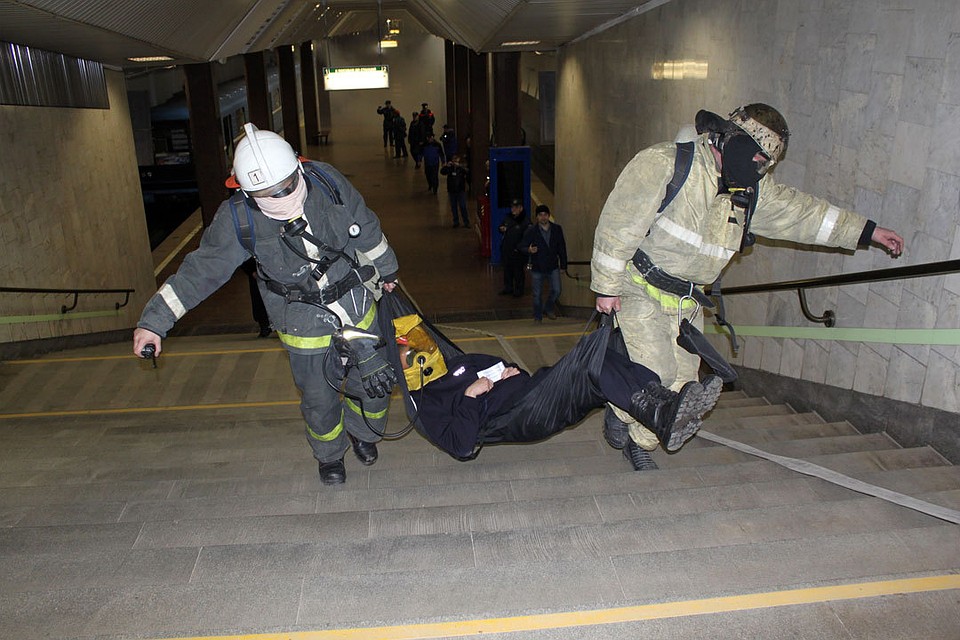 Спасатели эвакуировали условных пострадавших из поезда метро. Фото со страницы vk.com/assnso